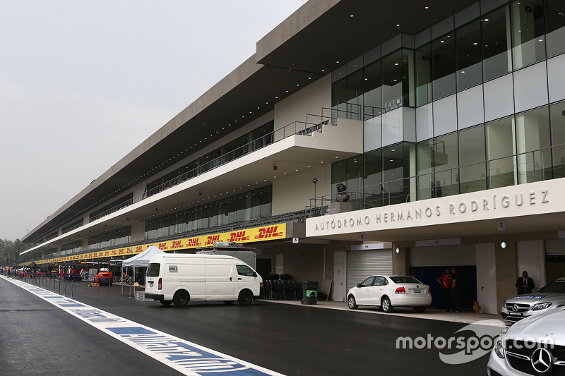 Los pits del <b>Autódromo Hermanos Rodríguez</b> at GP de México ...