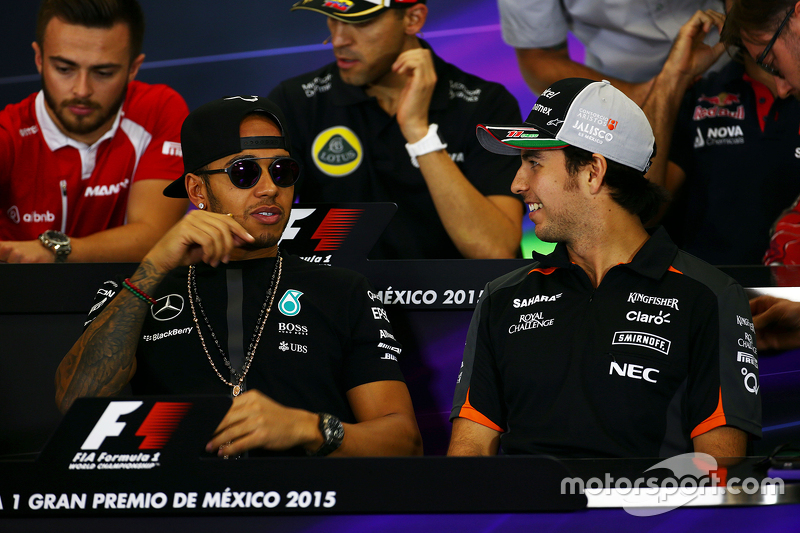 Lewis Hamilton, Mercedes AMG F1 conSergio Pérez, Sahara Force India F1 en la conferencia de prensa de la FIA