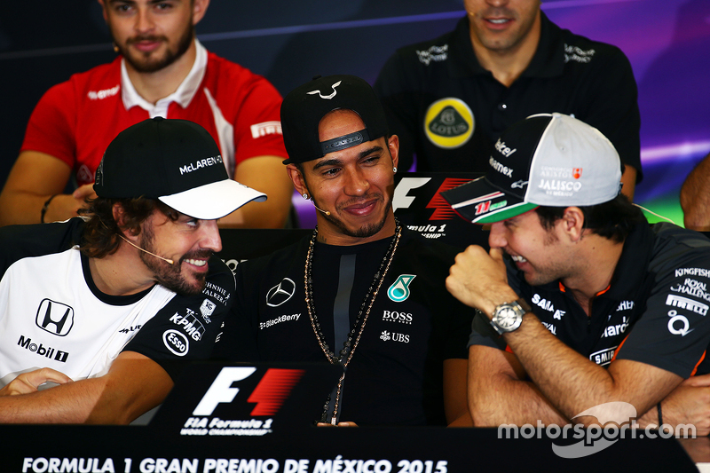 Fernando Alonso, McLaren conLewis Hamilton, Mercedes AMG F1 y Sergio Pérez, Sahara Force India F1 en la conferencia de prensa de la FIA
