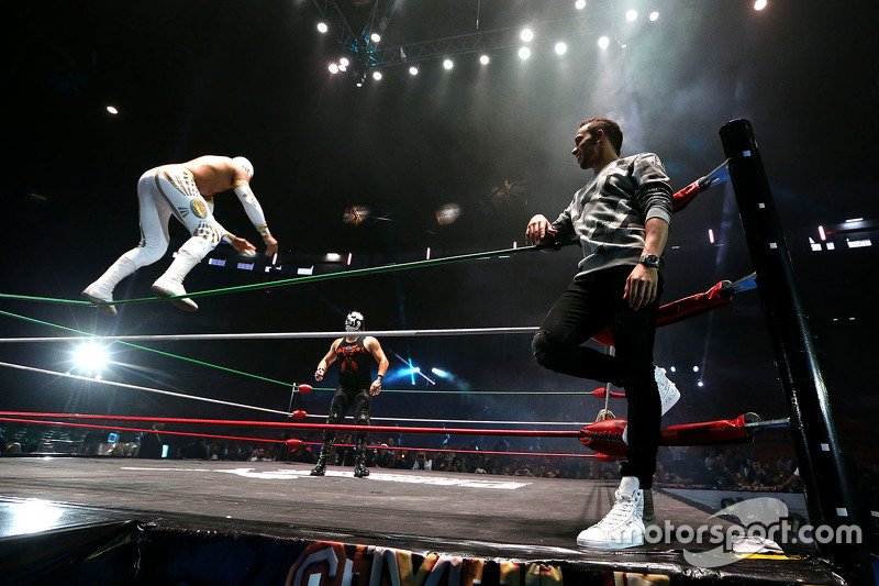 Lewis Hamilton neemt deel aan een Mexican Wrestling evenement in Mexico Stad