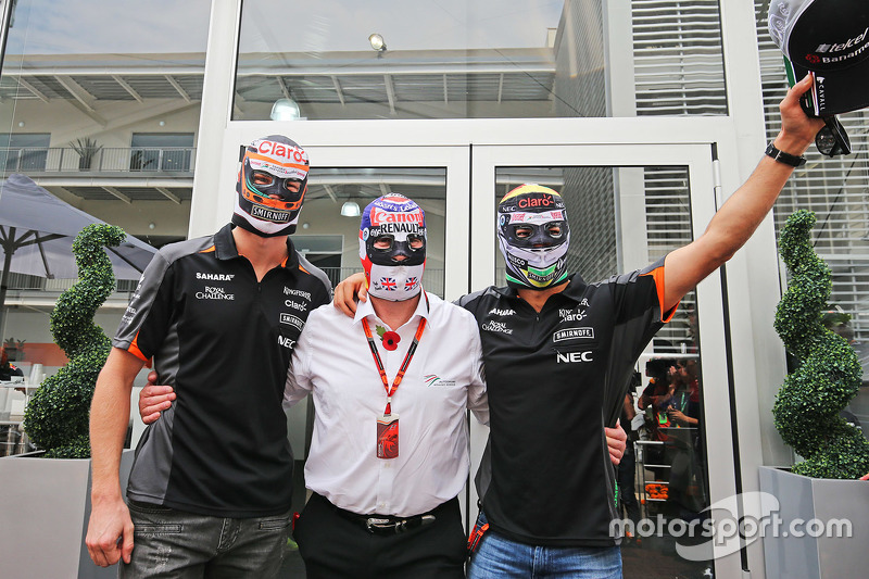 Nico Hulkenberg, Sahara Force India F1 avec Nigel Mansell, et Sergio Perez, Sahara Force India F1 portant des masques de catch mexicains traditionnels