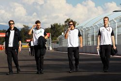Fernando Alonso, McLaren y Stoffel Vandoorne, McLaren Piloto de Pruebas y de Reserva caminan por el