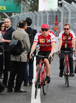 Kimi Raikkonen, Ferrari da una vuelta en su bicicleta por el circuito