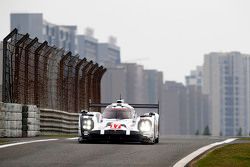 #17 Porsche Team Porsche 919 Hybrid: Timo Bernhard, Mark Webber, Brendon Hartley