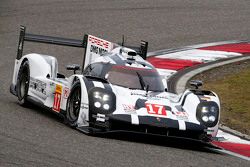 #17 Porsche Team Porsche 919 Hybrid: Timo Bernhard, Mark Webber, Brendon Hartley