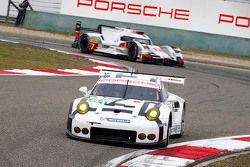 #92 Porsche Team Manthey Porsche 911 RSR: Frédéric Makowiecki, Patrick Pilet