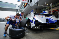 Toyota Racing mechanics practice pitstop