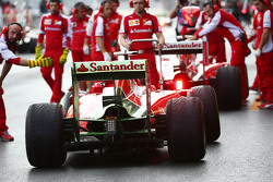 Kimi Raikkonen, Ferrari SF15-T behind Sebastian Vettel, Ferrari SF15-T in the pits