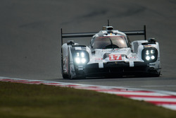 #17 Porsche Team Porsche 919 Hybrid: Timo Bernhard, Mark Webber, Brendon Hartley