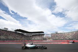 Nico Rosberg, Mercedes AMG F1 W06 with his rear brakes on fire