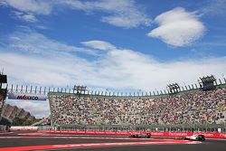 Fernando Alonso, McLaren MP4-30 devant Valtteri Bottas, Williams FW37