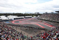 Lewis Hamilton, Mercedes AMG F1 W0, devant Valtteri Bottas, Williams FW37