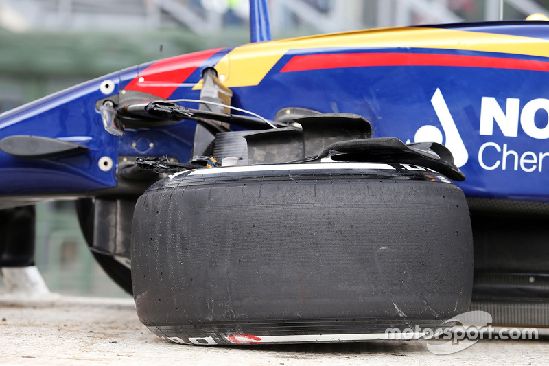 Гран При Мексики, 30 октября. Поврежденная машина Макса Ферстаппена, Scuderia Toro Rosso после аварии во время второй тренировки