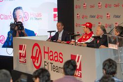 Carlos Slim, Presidente di América Móvil, Esteban Gutiérrez Haas F1 Team, Gene Haas e Guenther Steiner Team Principal