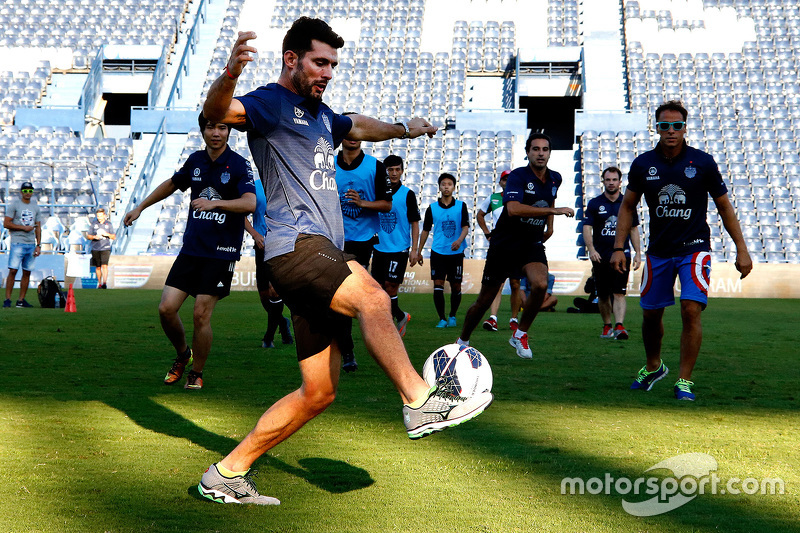 José María López, Citroën C-Elysée WTCC, Citroën World Touring Car team jugando futbol soccer