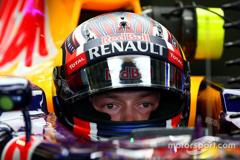 2015 год. В боксах Red Bull по ходу первой пятничной тренировки