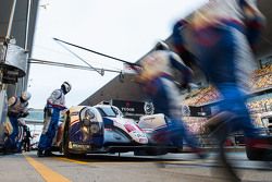 #1 Toyota Racing Toyota TS040 Hybrid: Sébastien Buemi, Anthony Davidson, Kazuki Nakajima pitstop