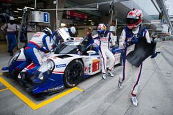 #1 Toyota Racing Toyota TS040 Hybrid: Sébastien Buemi und Kazuki Nakajima beim Boxenstopp