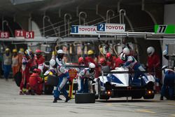 #1 Toyota Racing Toyota TS040 Hybrid: Sébastien Buemi and Kazuki Nakajima pitstop