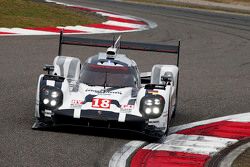 #18 Porsche Team Porsche 919 Hybrid: Romain Dumas, Neel Jani, Marc Lieb