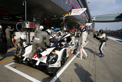 #17 Porsche Team Porsche 919 Hybrid: Timo Bernhard, Mark Webber, Brendon Hartley
