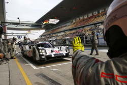 #17 Porsche Team Porsche 919 Hybrid: Timo Bernhard, Mark Webber, Brendon Hartley