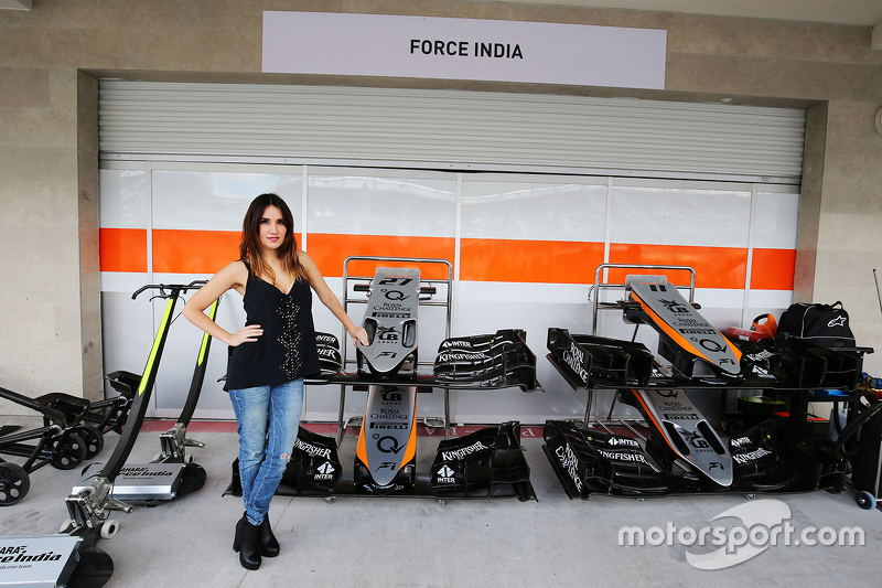Dulce María, cantante y actriz con el Sahara Force India F1