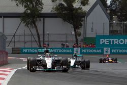 Lewis Hamilton, Mercedes AMG F1 W06 lidera a Nico Rosberg AMG F1 W06
