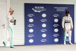 Le poleman Nico Rosberg, Mercedes AMG F1 dans le Parc Fermé avec son équipier Lewis Hamilton, Mercedes AMG F1