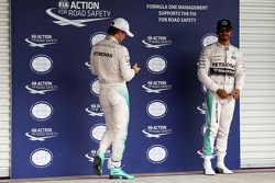 Le poleman Nico Rosberg, Mercedes AMG F1 dans le Parc Fermé avec son équipier Lewis Hamilton, Mercedes AMG F1