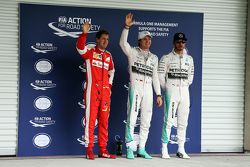 Ganador de la pole Nico Rosberg, de Mercedes AMG F1 y tercer lugar, Sebastian Vettel, Ferrari y el s