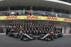 Nico Hulkenberg, Sahara Force India y Sergio Pérez, Sahara Force India Team se toma la foto con los