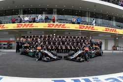 Nico Hulkenberg, Sahara Force India y Sergio Pérez, Sahara Force India Team se toma la foto con los