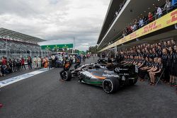 Nico Hulkenberg, Sahara Force India y Sergio Pérez, Sahara Force India Team se toma la foto con los 