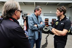 Gene Haas, directeur Haas Automotion met Guenther Steiner, Haas F1 teambaas en Romain Grosjean, Lotu