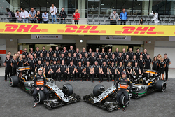 Nico Hulkenberg, Sahara Force India F1 et Sergio Perez, Sahara Force India F1 lors d'une séance photo de l'équipe