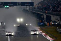 #17 Porsche Team Porsche 919 Hybrid: Timo Bernhard, Mark Webber, Brendon Hartley and #18 Porsche Tea