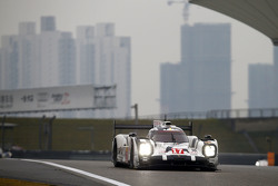 #17 Porsche Team Porsche 919 Hybrid: Timo Bernhard, Mark Webber, Brendon Hartley