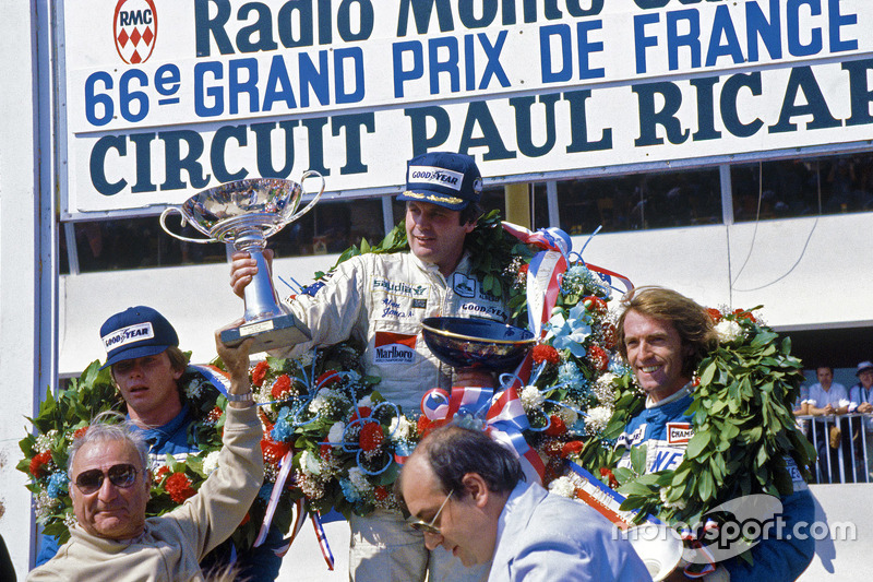 Podium: el ganador, Alan Jones, Williams, segundo, Didier Pironi, tercer lugar, Jacques Laffite