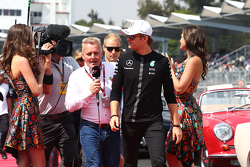 Nico Rosberg, Mercedes AMG F1 avec Johnny Herbert, Sky Sports F1 lors de la parade des pilotes