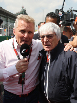 Johnny Herbert, Sky Sports F1 avec Bernie Ecclestone, lors de la parade des pilotes