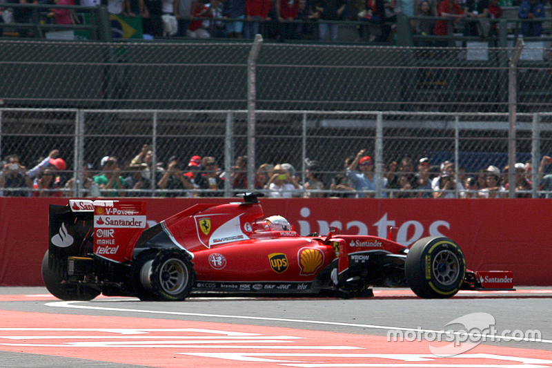 Sebastian Vettel, Ferrari SF15-T met lekke band