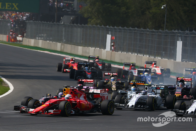 Sebastian Vettel, Ferrari SF15-T et Daniel Ricciardo, Red Bull Racing RB11 se touchent au début de la course