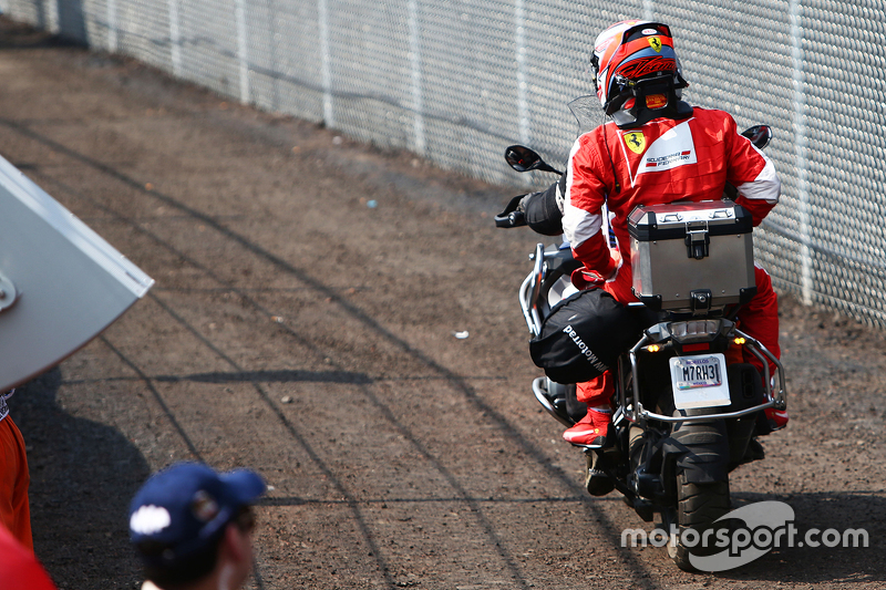 Kimi Raikkonen retorna de carona após abandono