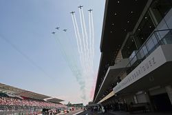 los aviones de la fuerza aérea mexicana pasan por el Autódromo Hermanos Rodríguez