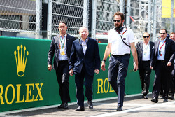 Jean Todt, FIA President met FIA persverantwoordelijke Matteo Bonciani, op de grid