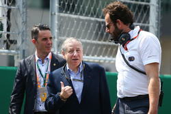 Jean Todt, FIA President, mit Matteo Bonciani, FIA-Pressesprecher, in der Startaufstellung