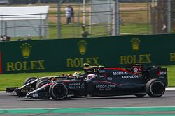 Jenson Button, McLaren MP4-30 et Pastor Maldonado, Lotus F1 E23 à la lutte