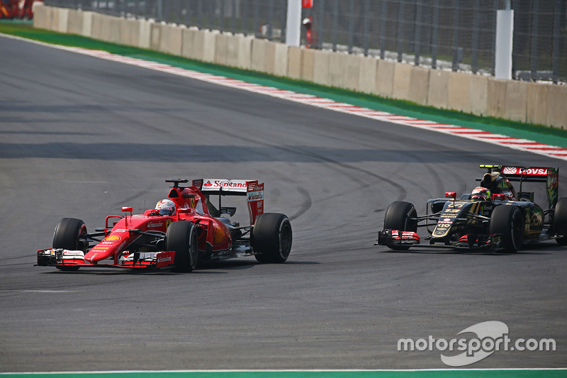 Sebastian Vettel, Ferrari SF15-T ve Pastor Maldonado, Lotus F1 E23 pozisyon için mücadele ediyor