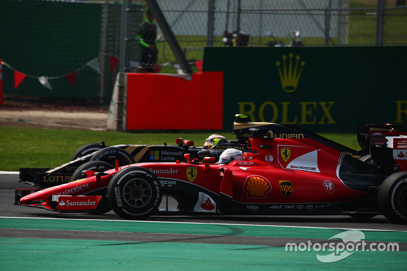 Sebastian Vettel, Ferrari SF15-T y Pastor Maldonado, Lotus F1 E23 pelean por la posición